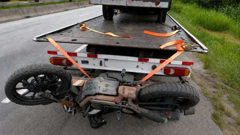 imagem carga do guincho uma moto caída da plataforma