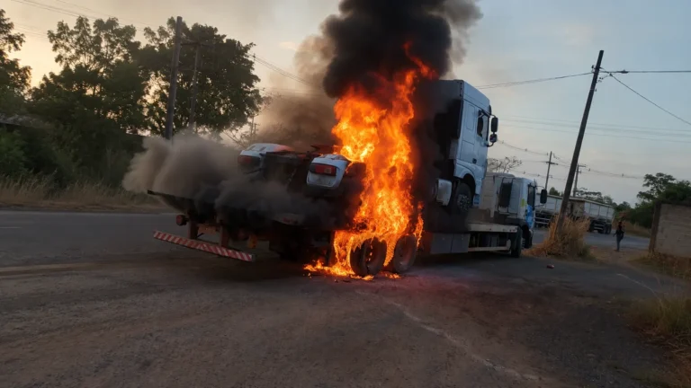 imagem caminhão guincho pegando fogo e carga outro caminhão guincado pegando fogo